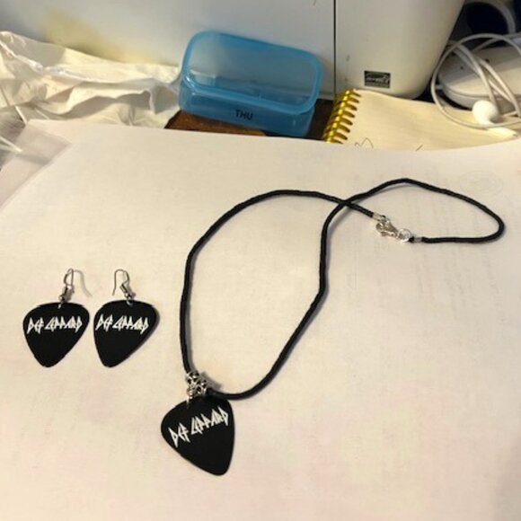 DEF LEPPARD VIVIAN CAMPBELL SIGNATURE GUITAR PICK NECKLACE -EARRINGS SET - Picture 1 of 4